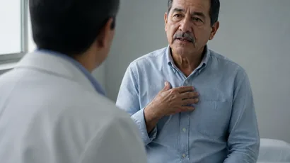 Cardiólogo escuchando a un paciente que describe dónde le duele el pecho