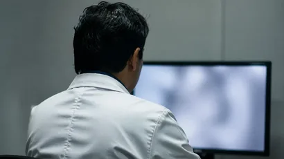Cardiólogo estudiando el corazón para localizar el origen de una embolia
