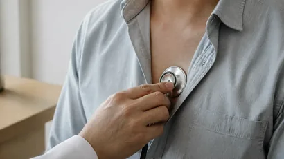 Auscultación cardíaca para evaluar un soplo en el corazón