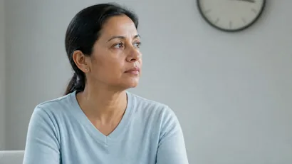Persona contando su pulso en la muñeca para verificar si tiene taquicardia